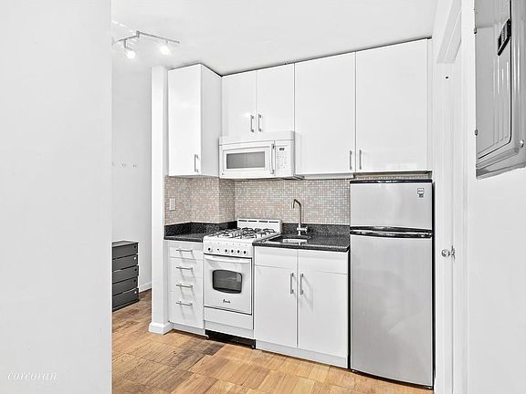 3rd image of 43 E 25th St APT 11D