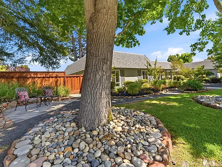 2140 Carmelita Ave — Photo 34