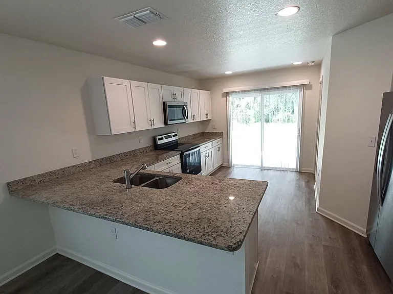 614 Hannah St — Photo 4