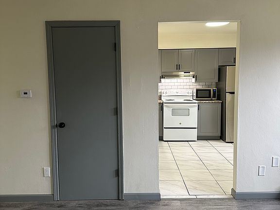 4th image of 865 Cook Ave #6