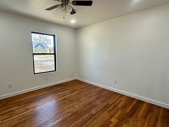 5th image of 1661 Hillcrest Dr