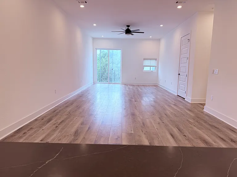 1417 Kramer Ln #7 — Photo 5
