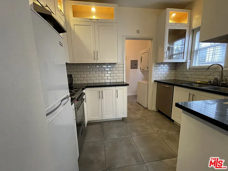 111 N Harper Ave — Photo 3