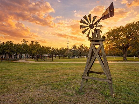 5th image of 557 Rivercrest Rd