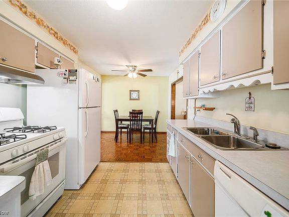 5th image of 220 Traymore Blvd
