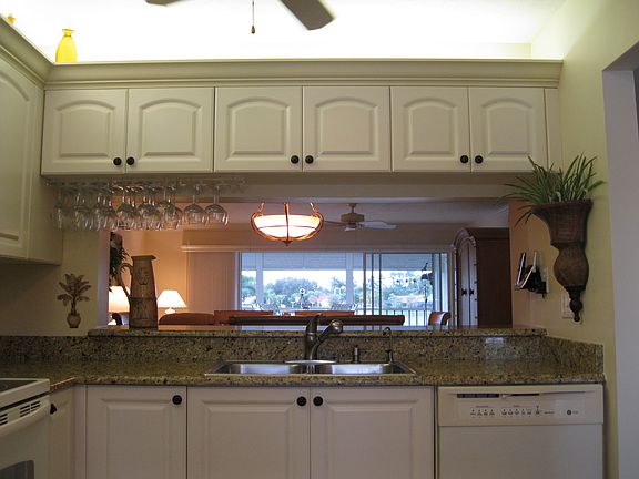 Eat-in Kitchen (Granite)
