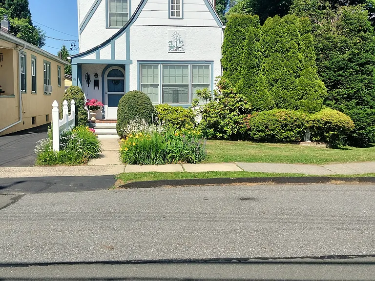 49 Seneca Ave — Photo 1