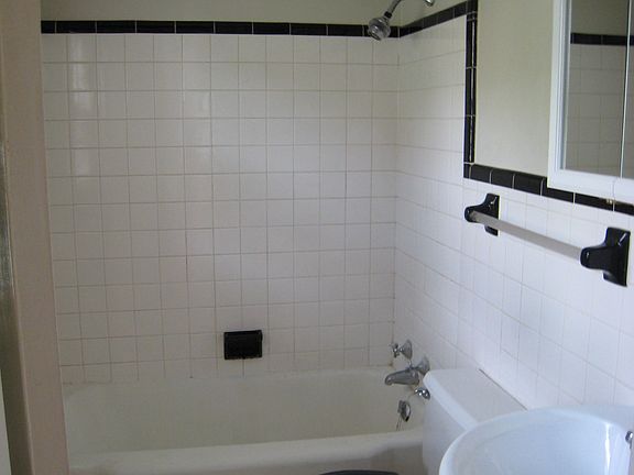 5th image of 1814 Carolyn Dr APT 1