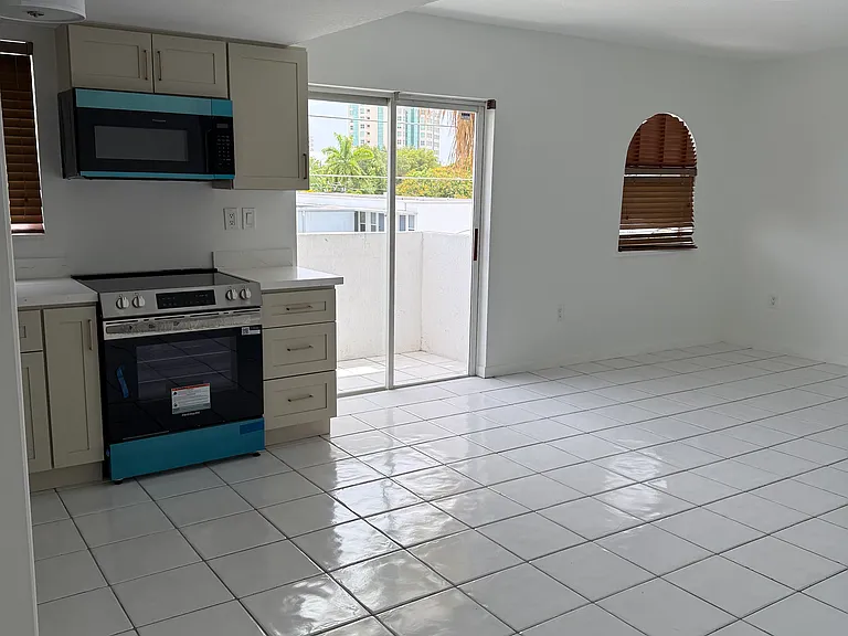 3052 SW 27th Ave #404 — Photo 5
