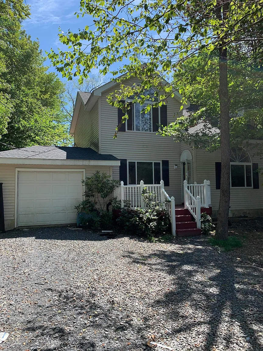 2129 Hampshire Dr photo 1