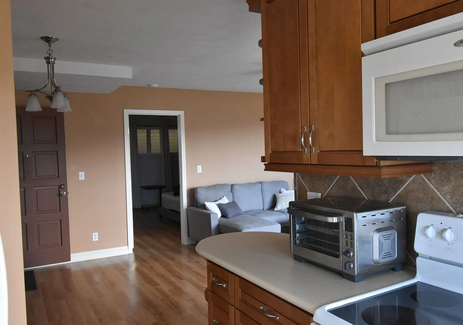 Furnished 1-Bedroom, 1-Bath Condo with Ocean View Prime Kona Location — Photo 4