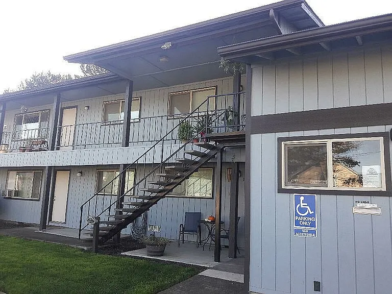 Cottonwood Manor Apartments - Albany OR