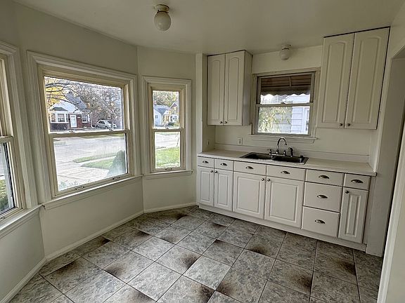 4th image of 16231 Forest Ave