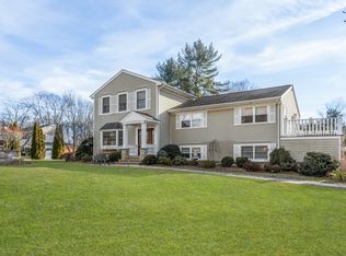 12 Pumpkin Ln, Norwalk, CT 06851
