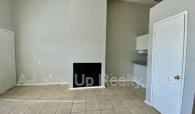 403 E Thoroughbred St — Photo 6