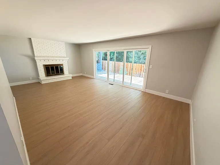 2083 Donald Dr — Photo 2