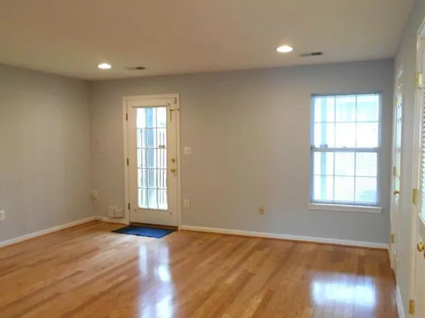 2501 Golden Harvest Ct, Herndon, VA 20171