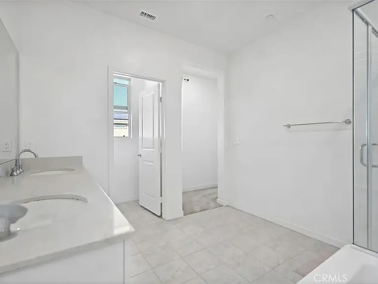 2575 E Embry Ln — Photo 16