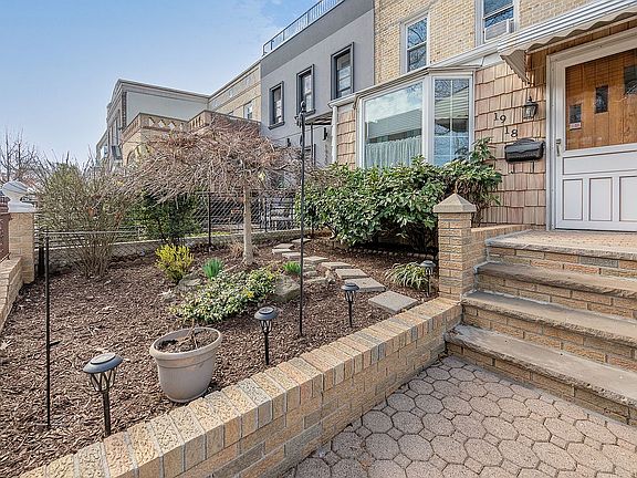 3rd image of 1918 Ditmars Blvd