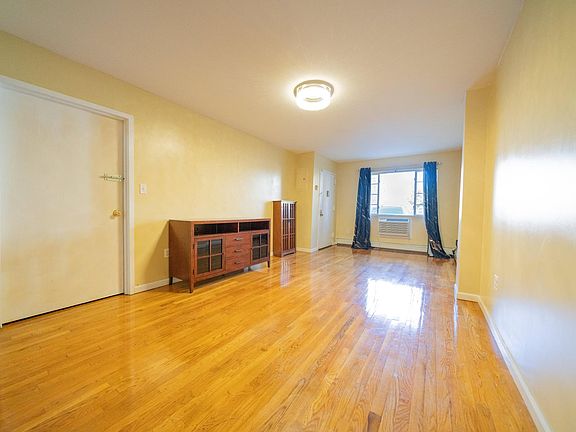 4th image of 834 E 218th St