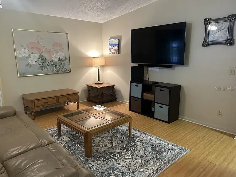 1550 Hillcrest Dr — Photo 3