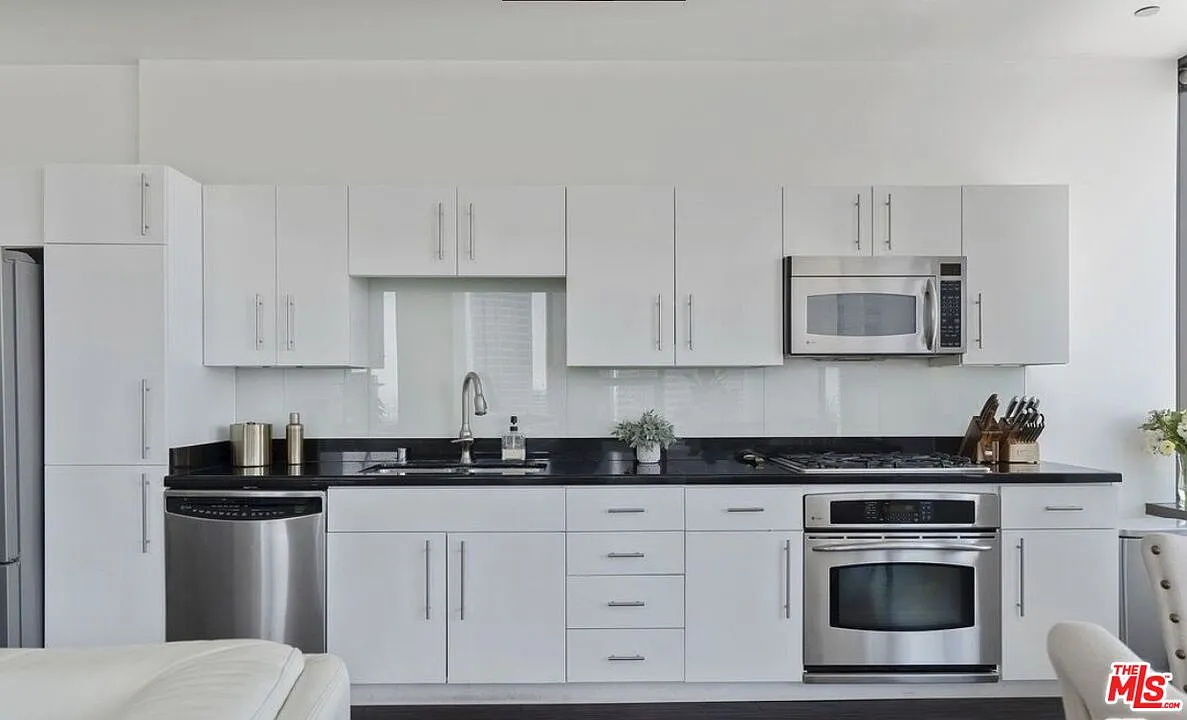 2 bed, 2.0 bath, 1423 sqft, $5,100 — Photo 3