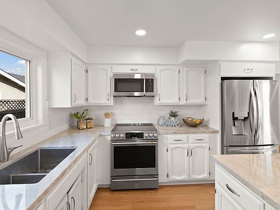 3rd image of 3438 Calvin Ave