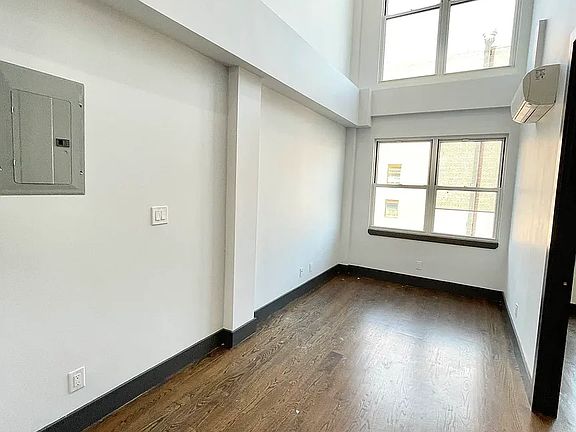 5th image of 2109 Regent Pl #9