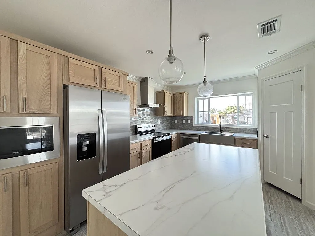 3 bed, 2.0 bath, 1356 sqft, $1,849 — Photo 2