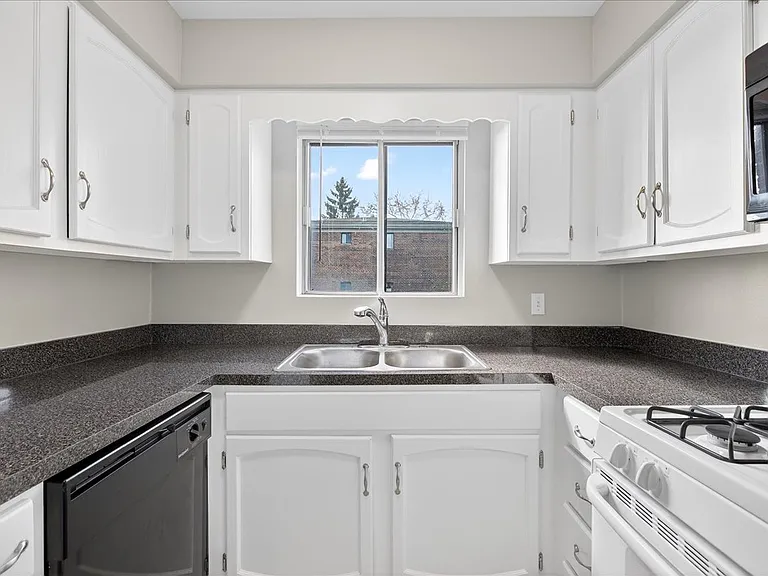 708 W 65th St #6 — Photo 5