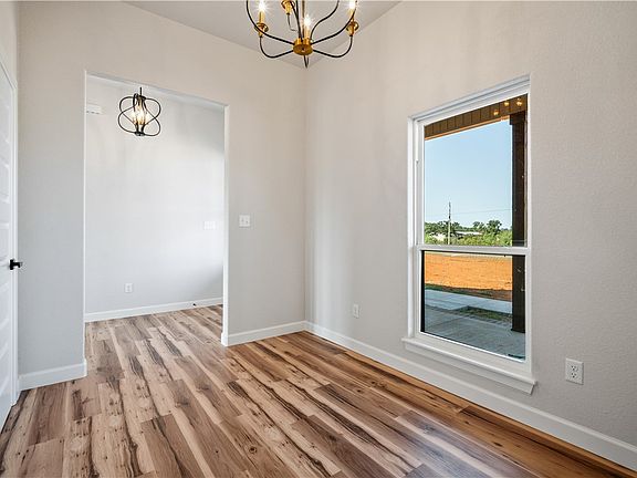 5th image of 218 Windflower Ln