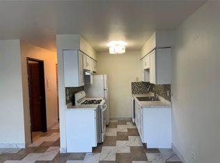 175 Pickwick Dr #B, Schaumburg, IL 60193