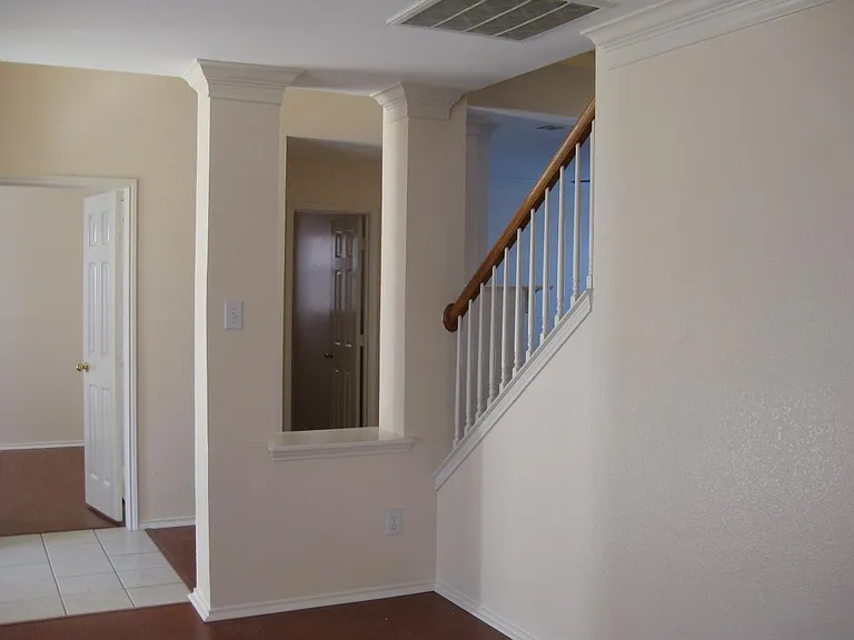 1086 London Dr — Photo 5