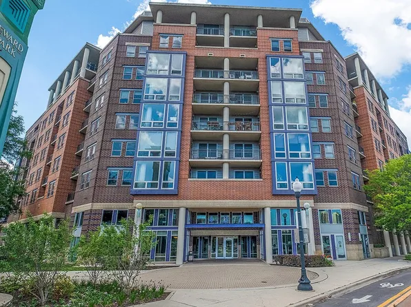 437 W Division St APT 806, Chicago, IL 60610