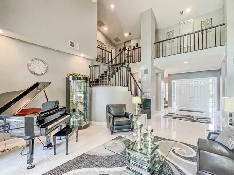 212 Silverado Dr — Photo 12