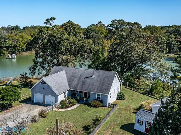 708 Queens Point Dr, Locust Hill, VA 23092