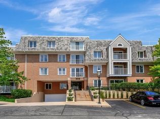 308 Happ Rd APT 204, Northfield, IL 60093
