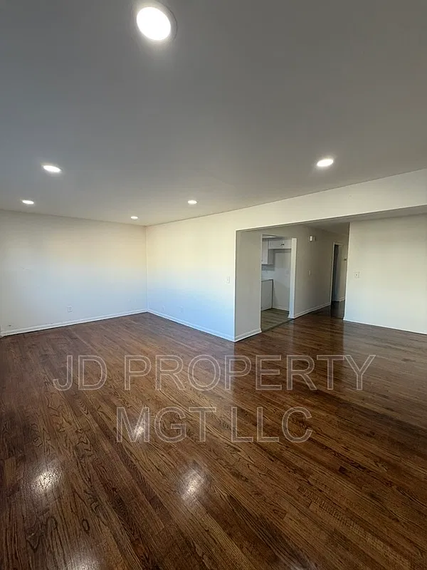 3 bed, 1.0 bath, $2,900 — Photo 1