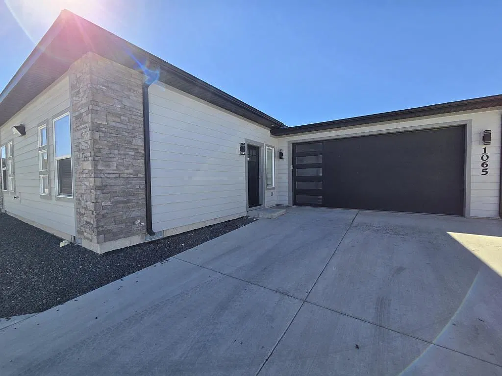 1065 Cheney Dr W — Photo 1