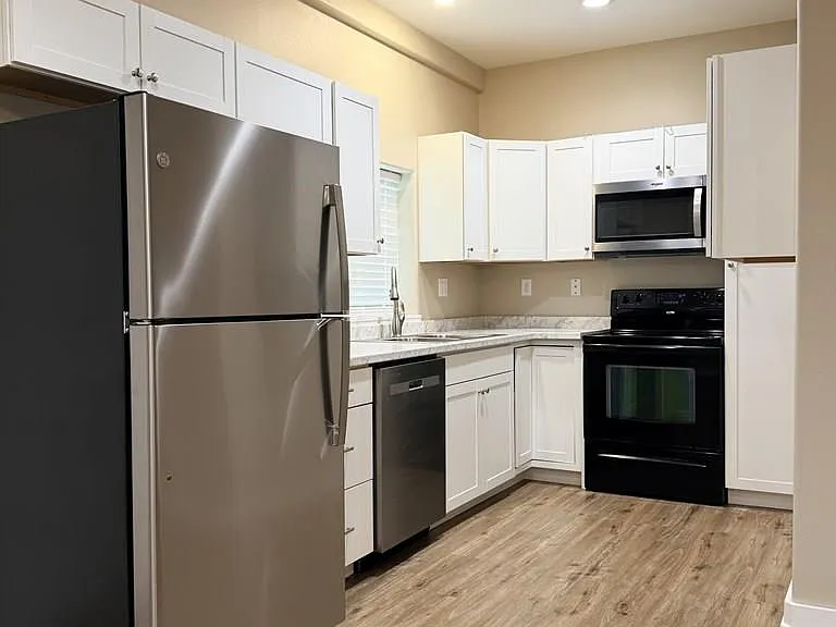 810 W Avenue A — Photo 2