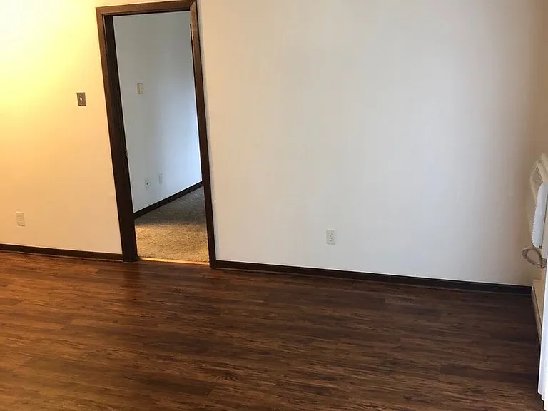 Immaculate Updated 1 Bedroom with 1 Bath — Photo 27