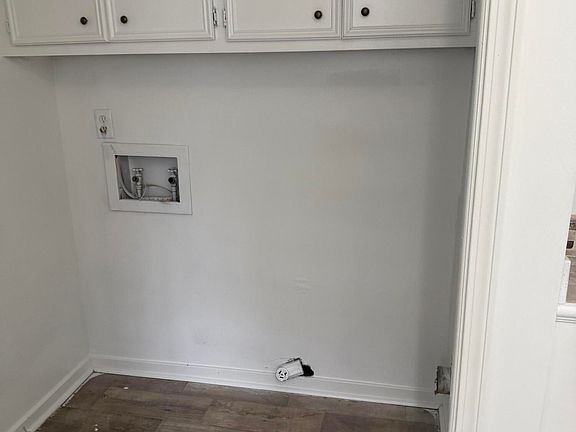 4th image of 823 N Woodbury Rd
