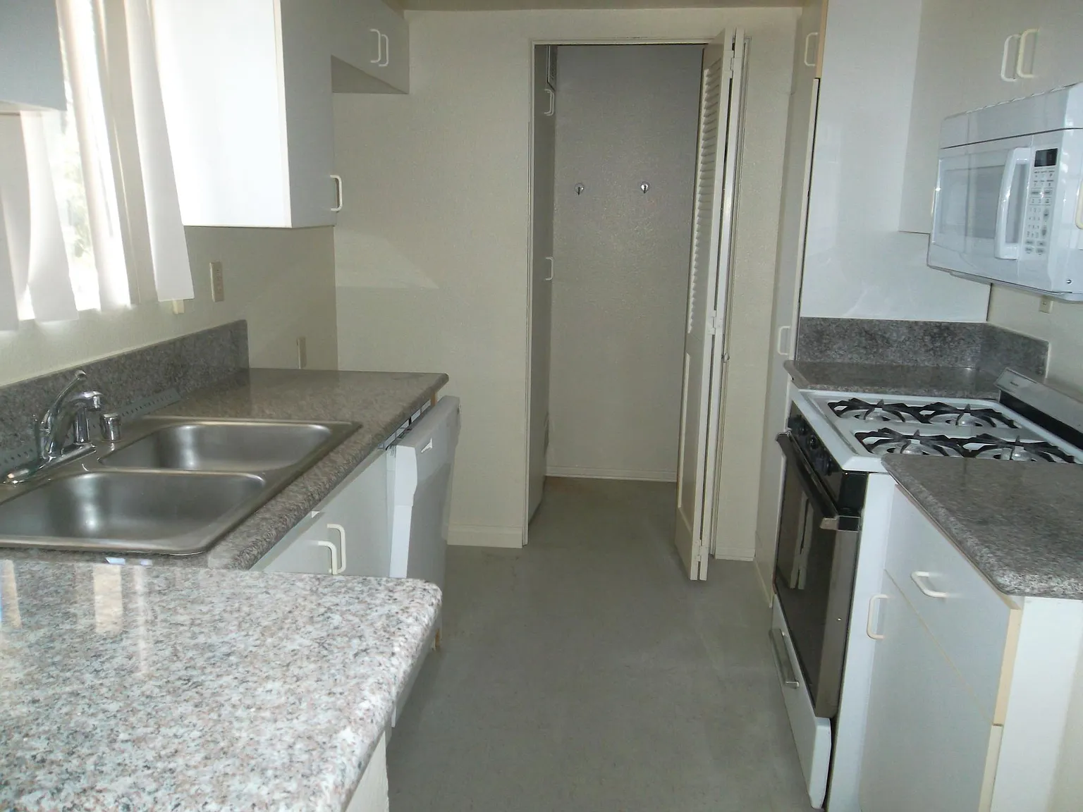 2 bed, 2.5 bath, 1400 sqft, $3,700 — Photo 3