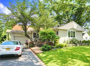 98 Strathmore St, Valley Stream, NY 11581