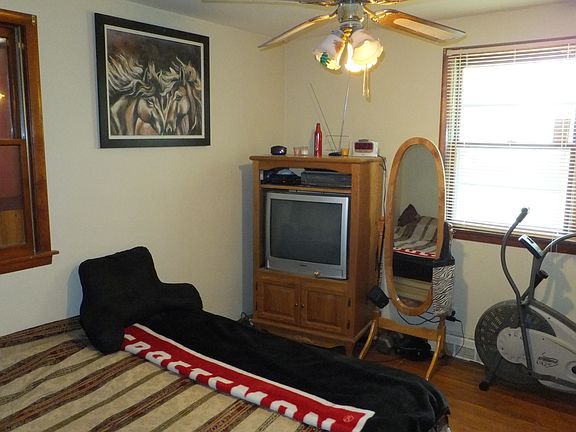 4th image of 812 Emerald Ln
