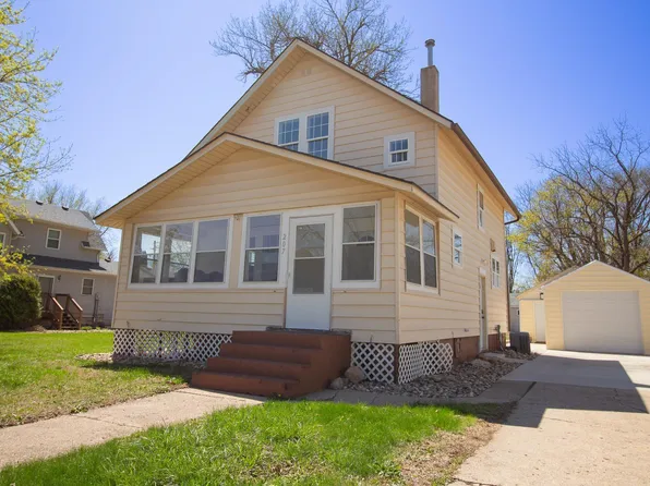 207 S Park St, Inwood, IA 51240