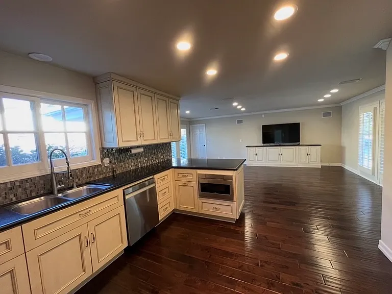 5901 Valerie Ave — Photo 9