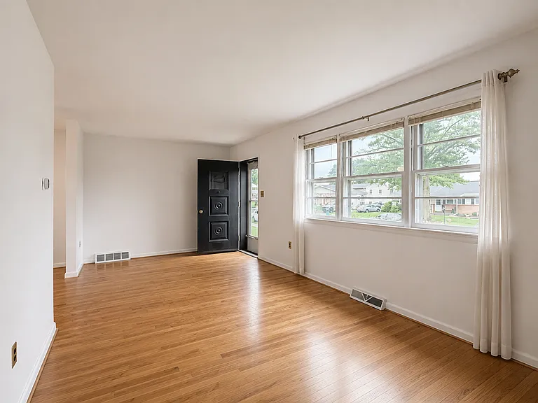 527 W Marion St — Photo 5