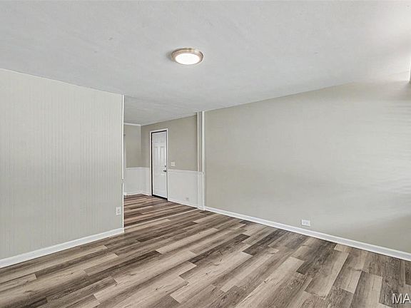 3rd image of 32 Queen Ann Dr