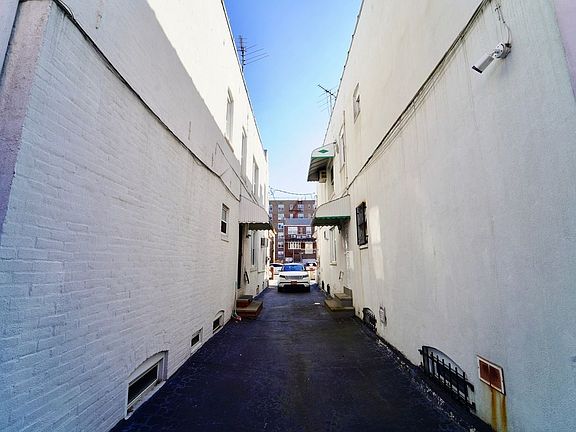 5th image of 104 Bay 38 St
